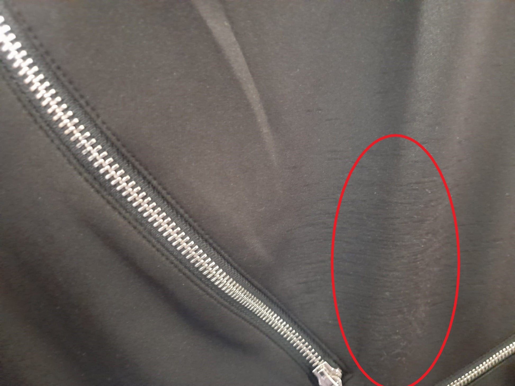 VESTIDO NEGRO MIDI TIRANTES Y DETALLES DE CREMALLERA DKNY ( TARA ROZADO EN PECHO )