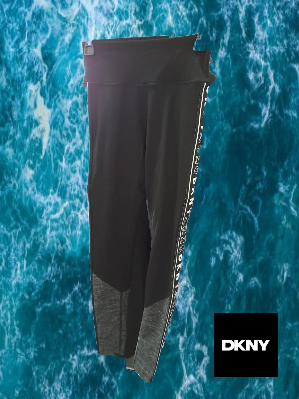 LEGGING NEGRO CON LOGO LATERAL DKNY ( TARA ROTURA TRASERA - MUSLO - )