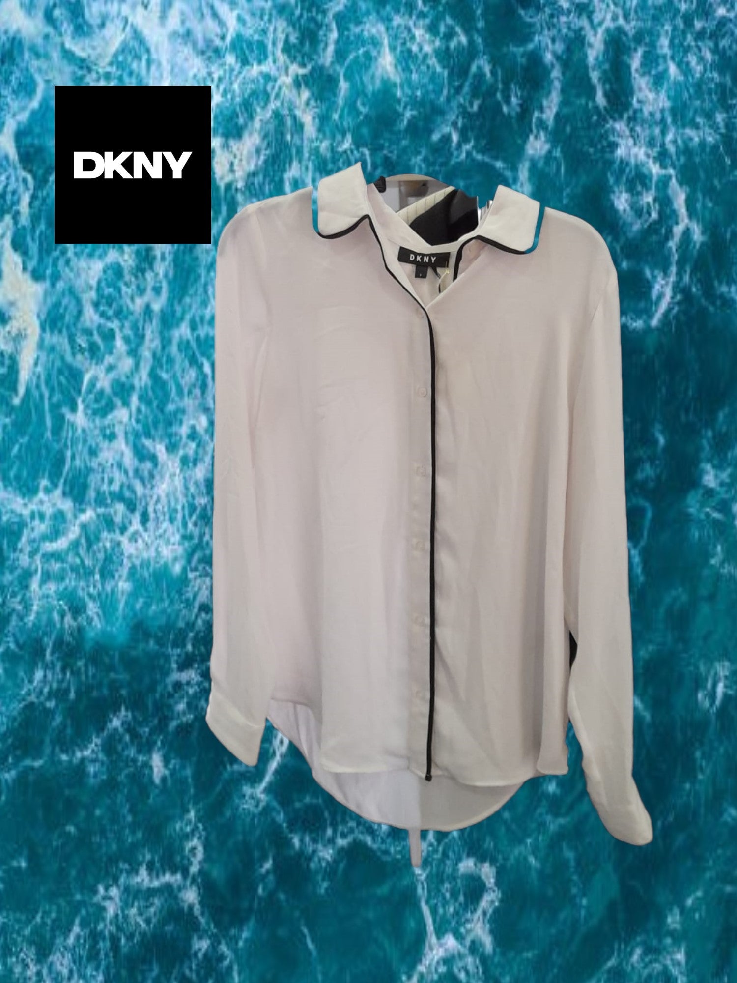CAMISA MUJER BLANCA MANGA LARGA CON BORDES NEGROS DKNY ( TARA MANCHA PARTE FRONTAL DERECHA )