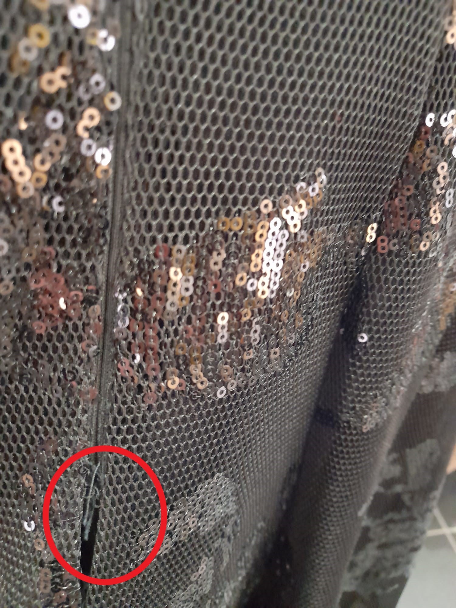 VESTIDO NEGRO LARGO DE FIESTA CON TIRANTES Y TELA TIPO MALLA Y CON LENTEJUELAS DKNY ( TARA DESCOSIDO PARTE TRASERA - DEBAJO CREMALLERA -)