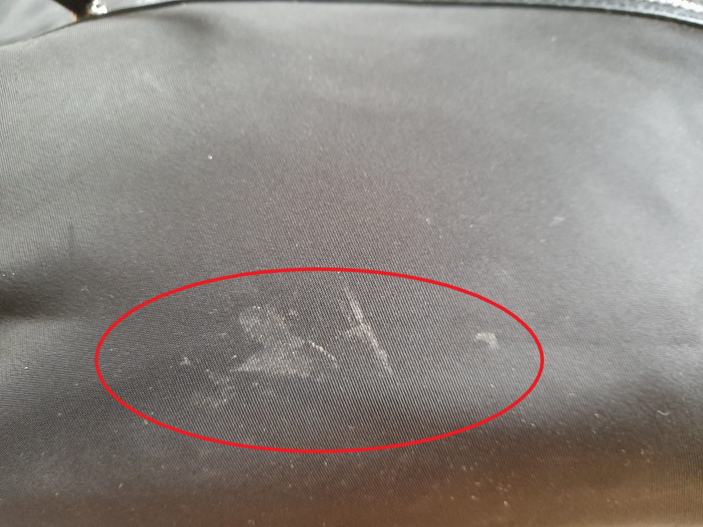 BOLSO NEGRO DE TELA GRANDE DKNY ( TARA ROCE EN ASA Y MANCHA EN PARTE DELANTERA )