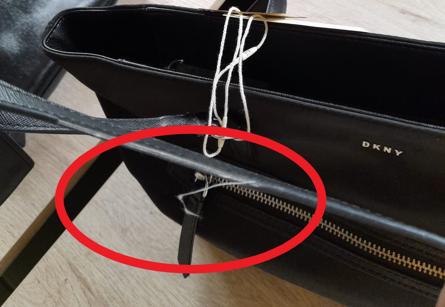 BOLSO NEGRO DE TELA GRANDE DKNY ( TARA ROCE EN ASA Y MANCHA EN PARTE DELANTERA )