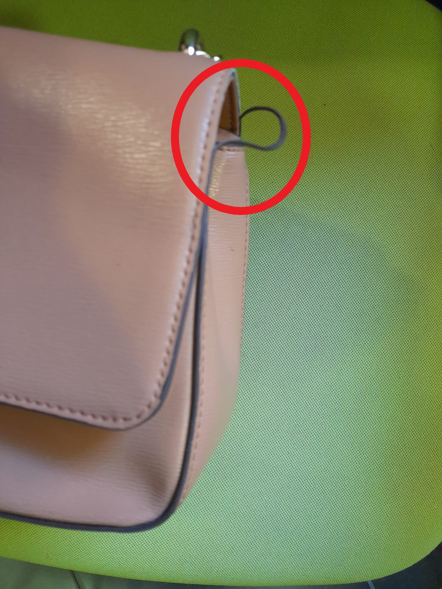 BOLSO MARRON MEDIANO  PIEL DKNY ( TARA DAÑADA PARTE SOLAPA IZQUIERDA )