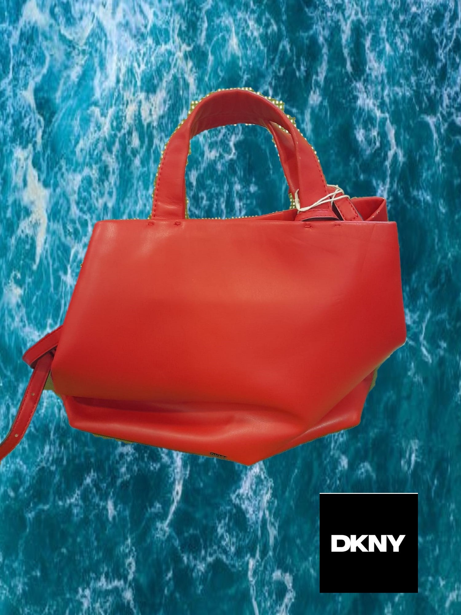 BOLSO GRANDE ROJO DE PIEL DKNY ( TARA ROCE EN ASA DE MANO Y MANCHA EN TARJETERO INTERIOR )