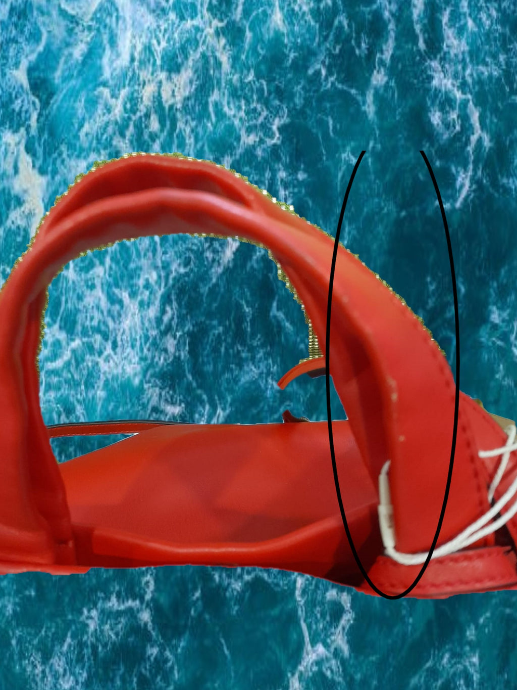 BOLSO GRANDE ROJO DE PIEL DKNY ( TARA ROCE EN ASA DE MANO Y MANCHA EN TARJETERO INTERIOR )