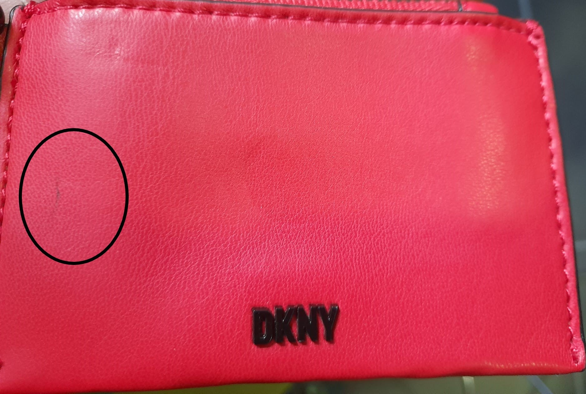 BOLSO GRANDE ROJO DE PIEL DKNY ( TARA ROCE EN ASA DE MANO Y MANCHA EN TARJETERO INTERIOR )