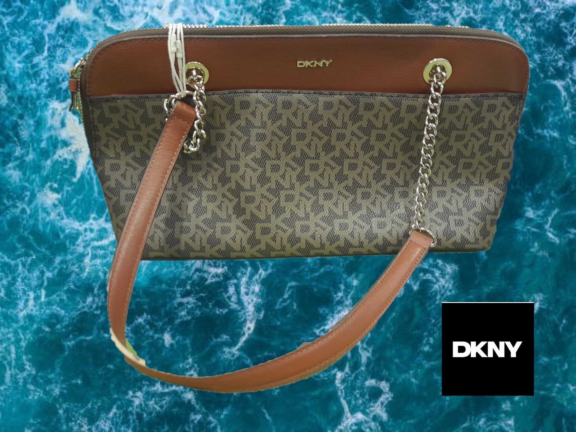 BOLSO MEDIANO MARRON DE PIEL CON LOGO DKNY ( TARA DESGASTE EN ASA Y ENGANCHE DE CREMALLERA )