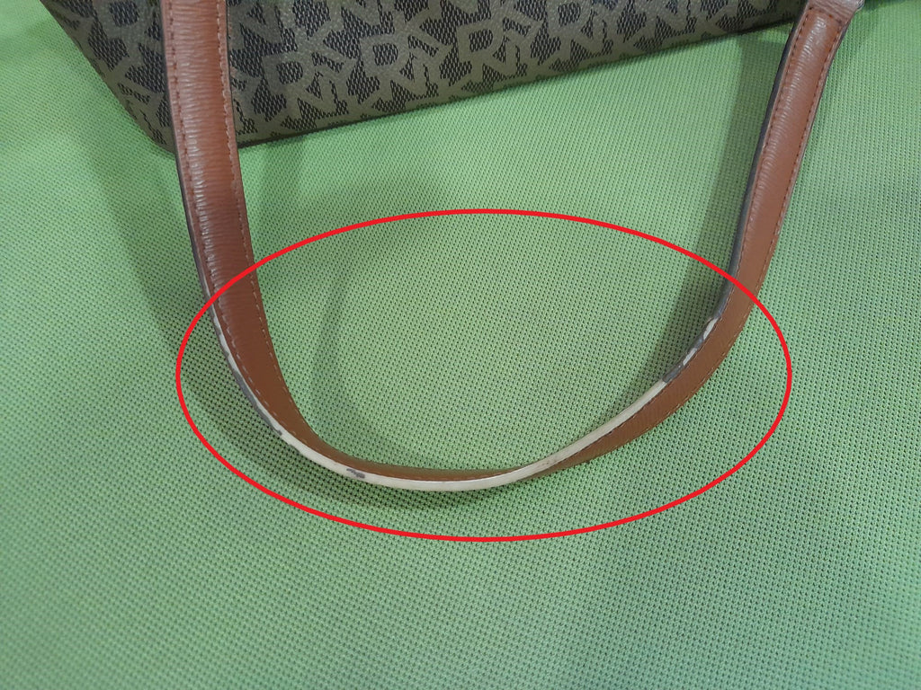 BOLSO MEDIANO MARRON DE PIEL CON LOGO DKNY ( TARA DESGASTE EN ASA Y ENGANCHE DE CREMALLERA )