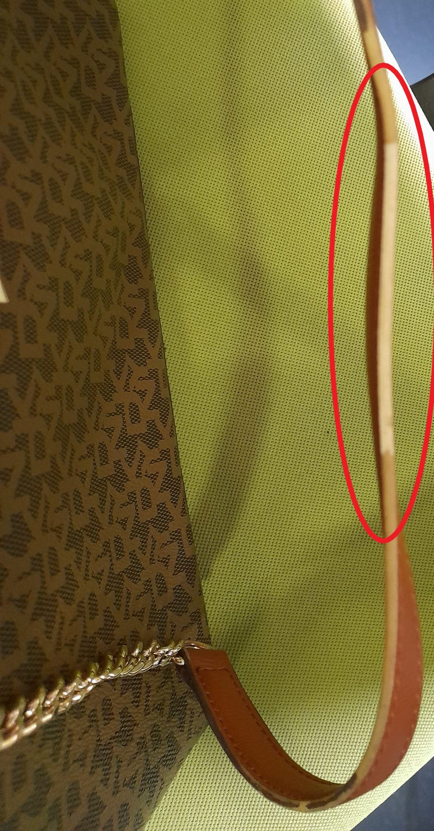 BOLSO MEDIANO MARRON DE PIEL CON LOGO DKNY ( TARA DESGASTE EN ASA Y ENGANCHE DE CREMALLERA )