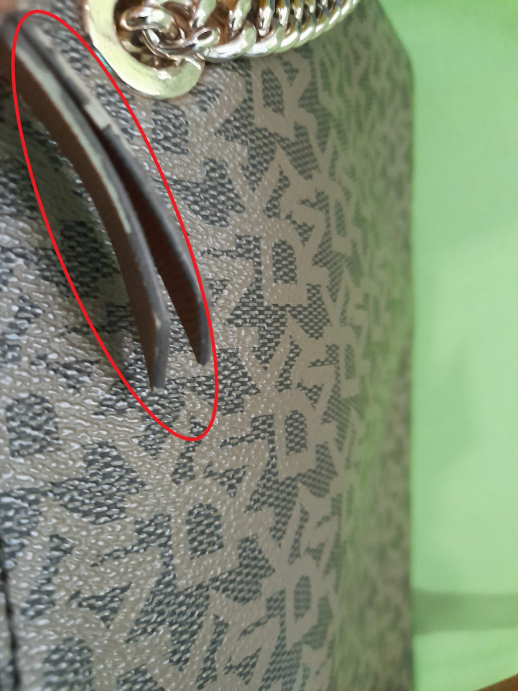 BOLSO MEDIANO MARRON DE PIEL CON LOGO DKNY ( TARA DESGASTE EN ASA Y ENGANCHE DE CREMALLERA )
