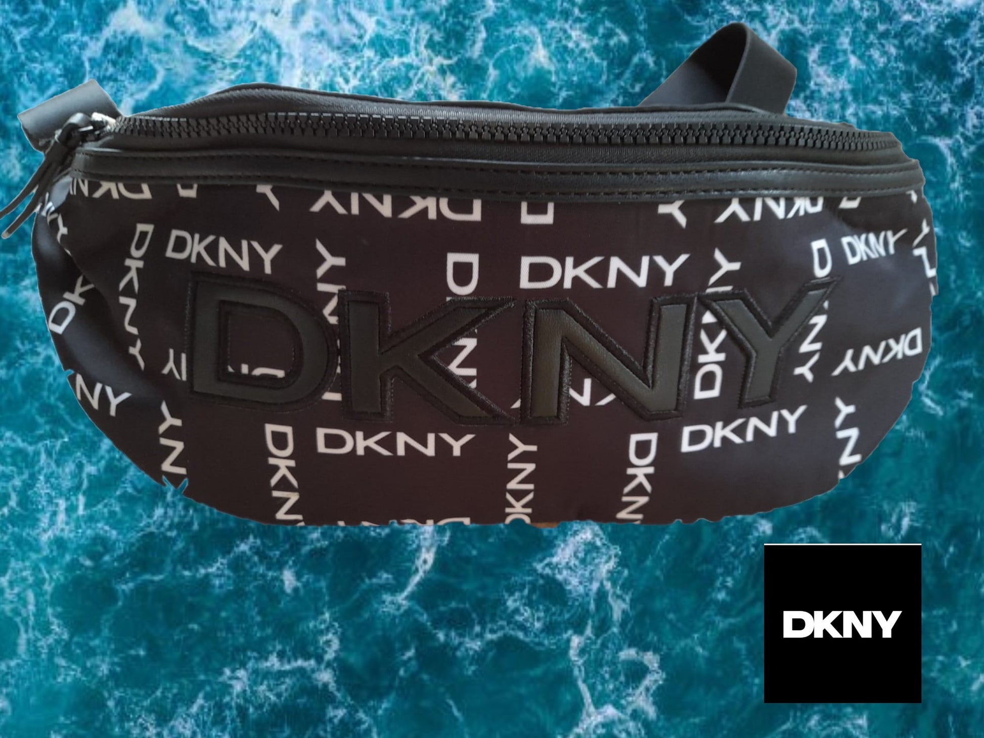 BANDOLERA NEGRA TELA CON LOGO DKNY