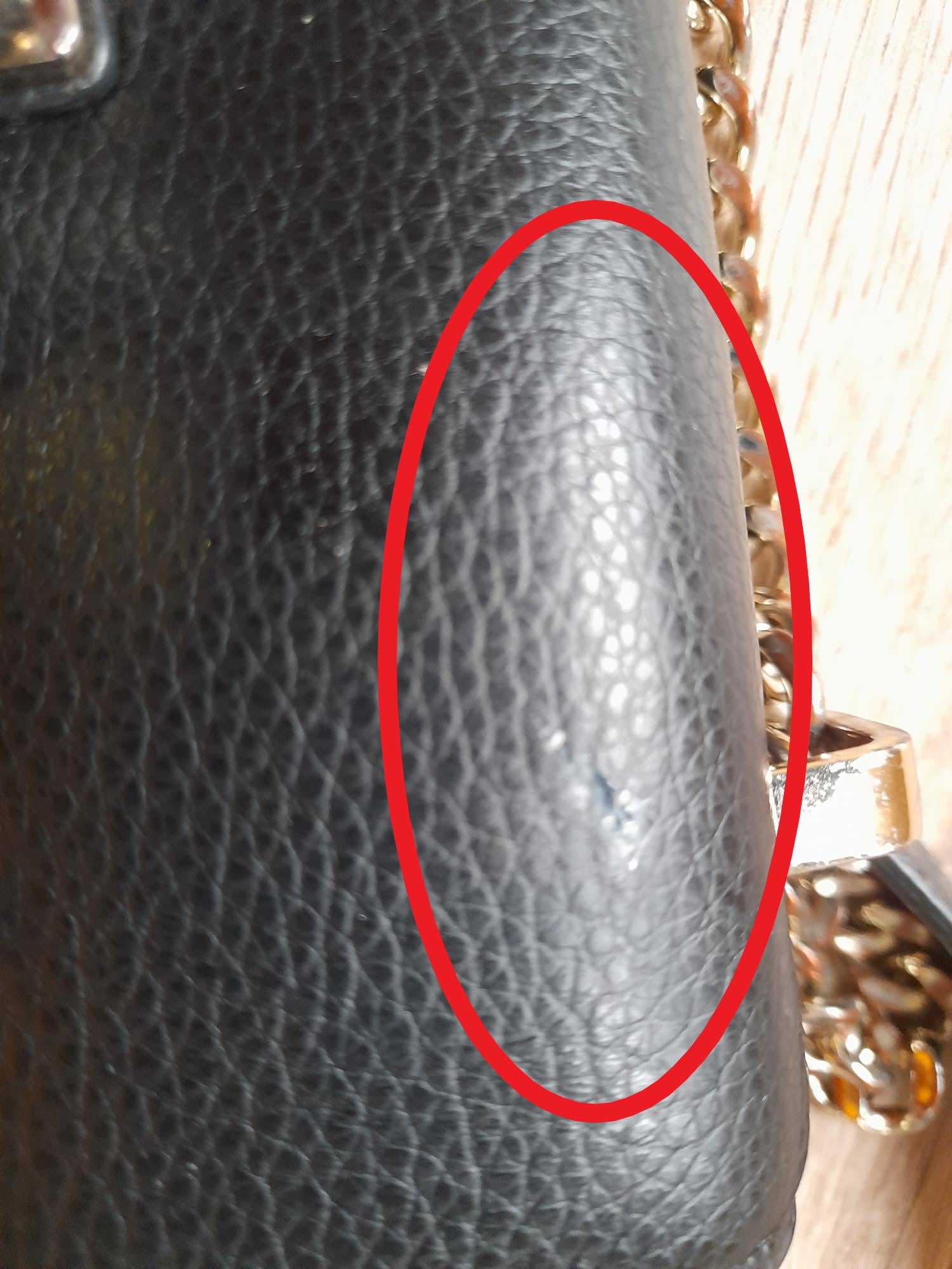 BOLSO PEQUEÑO NEGRO PIEL CON LETRAS EN FORMA LLAVERO Y CANDADO DKNY ( TARA ROCE PARTE DELANTERA Y METAL DEFECTUOSO )