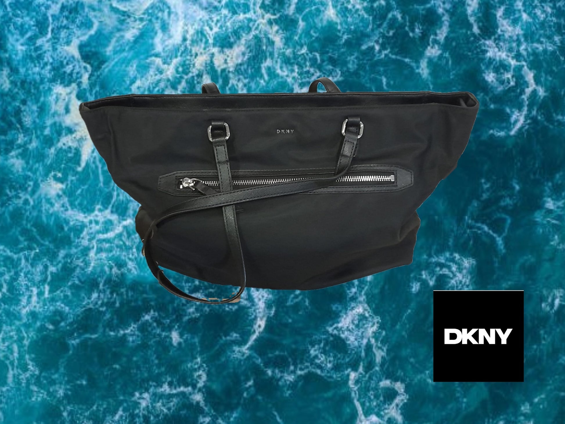 BOLSO TELA GRANDE NEGRO CON DETALLES Y CREMALLERA PLATEADOS DKNY ( TARA ASA DETERIORADA )