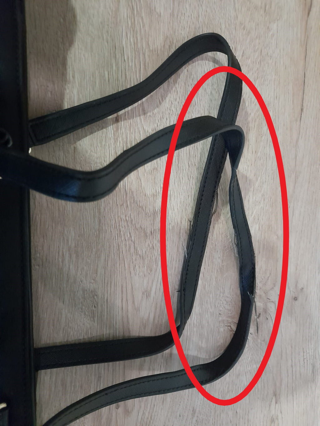 BOLSO TELA GRANDE NEGRO CON DETALLES Y CREMALLERA DORADOS DKNY ( TARA ASAS DETERIORADAS )