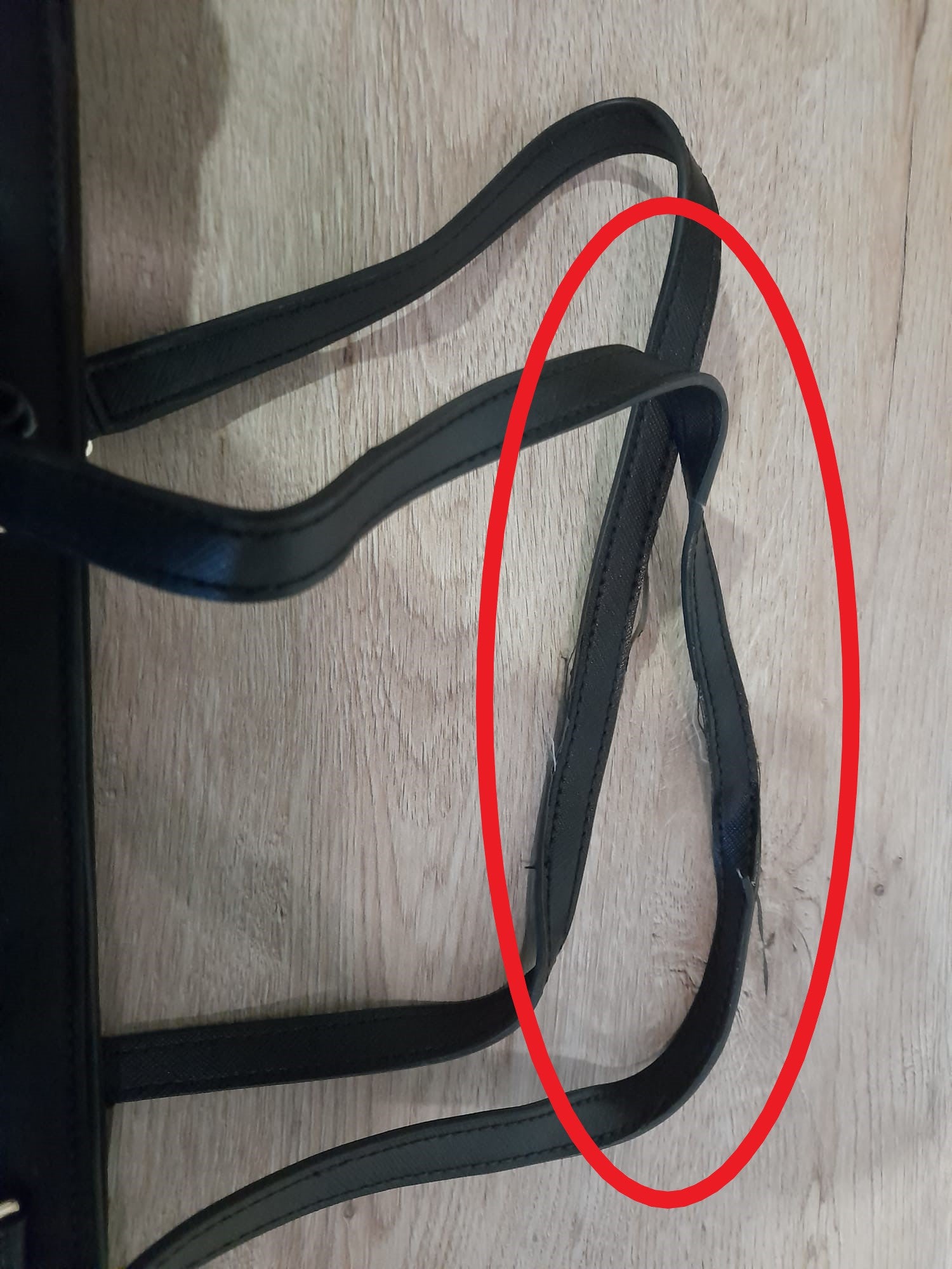 BOLSO TELA GRANDE NEGRO CON DETALLES Y CREMALLERA DORADOS DKNY ( TARA ASAS DETERIORADAS )
