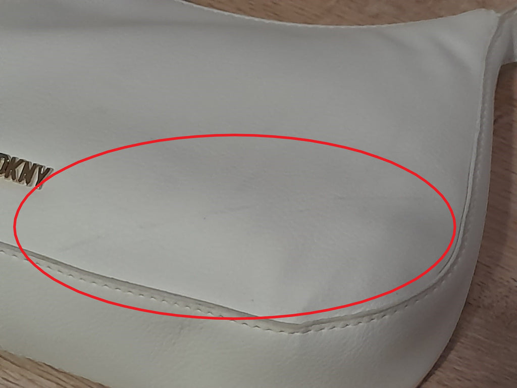 BOLSO PEQUEÑO BLANCO PIEL DKNY ( TARA MANCHAS EN VARIAS ZONAS )
