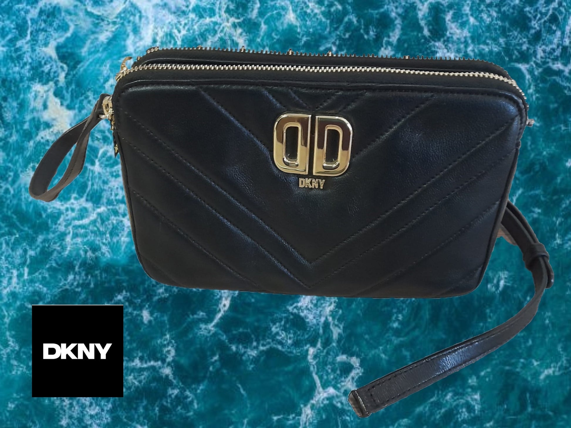 BOLSO PEQUEÑO NEGRO PIEL CON DOS COMPARTIMENTOS Y DETALLES EN DORADO DKNY ( TARA ENGANCHE ASA ROTO Y DETERIORO PARTE TRASERA )
