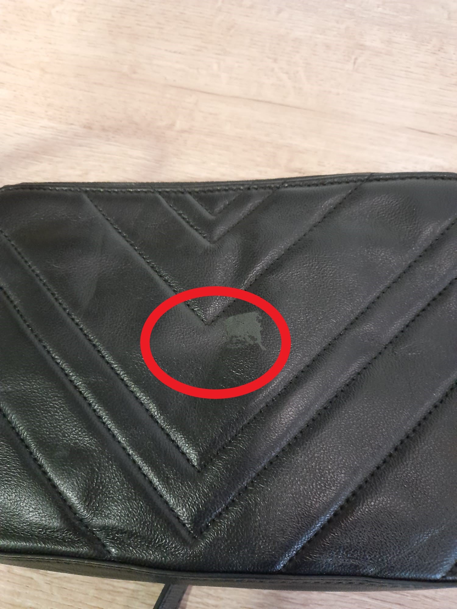 BOLSO PEQUEÑO NEGRO PIEL CON DOS COMPARTIMENTOS Y DETALLES EN DORADO DKNY ( TARA ENGANCHE ASA ROTO Y DETERIORO PARTE TRASERA )