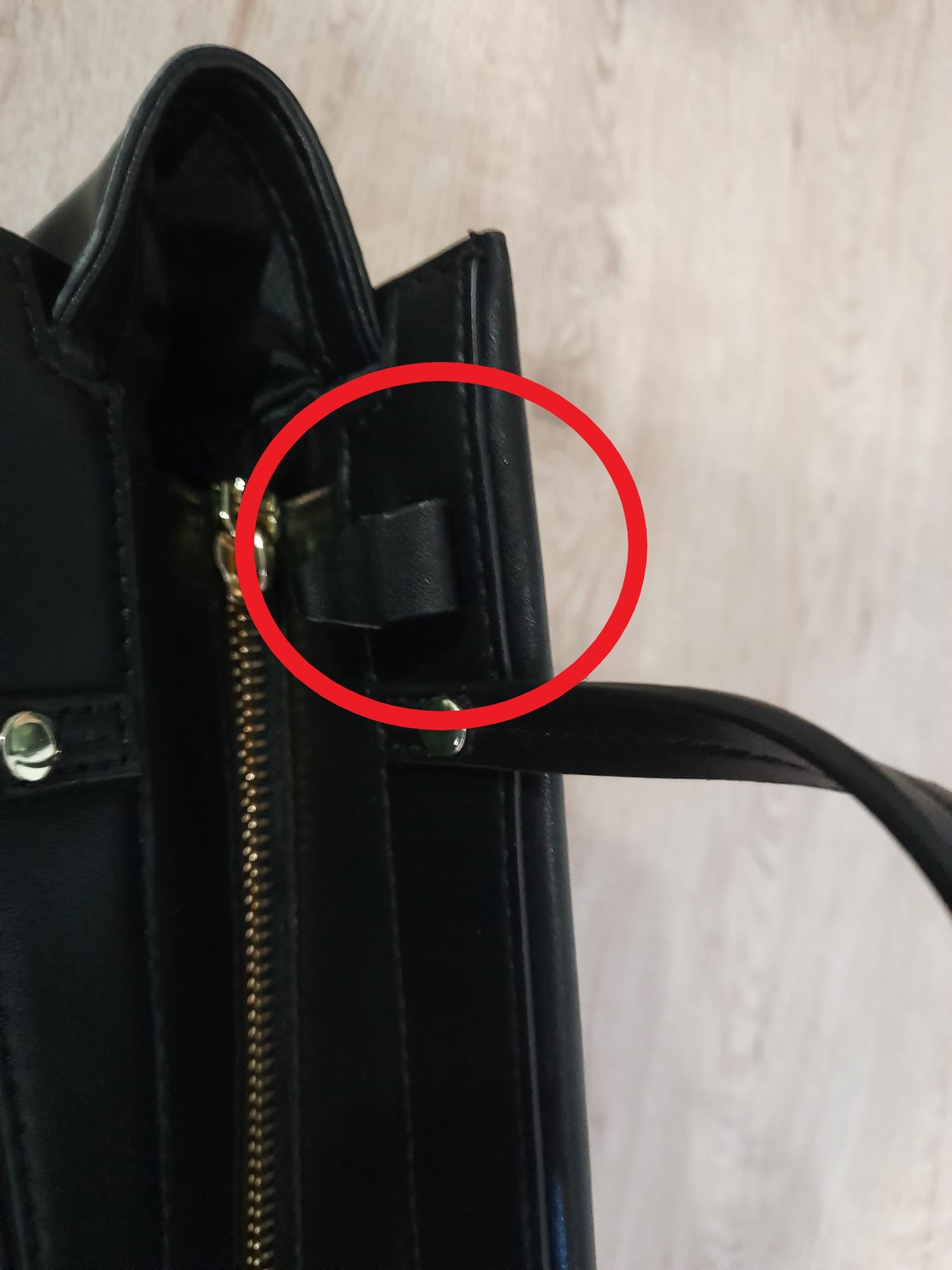 BOLSO PEQUEÑO NEGRO PIEL CON ASAS DE MANO DKNY ( TARA ROTO ENGANCHE ASA Y FALTA ASA LARGA )