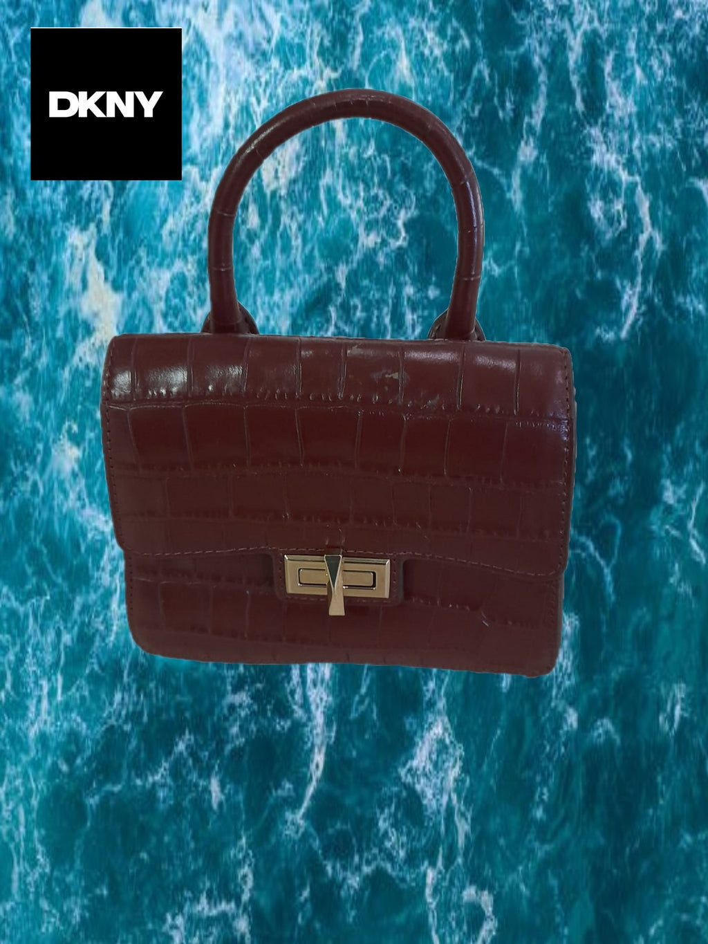 BOLSO MINI ROJO CON ESTAMPADO COCODRILO DKNY ( TARA FALTA ASA Y PIEL DETERIORADA EN PARTE DELANTERA )