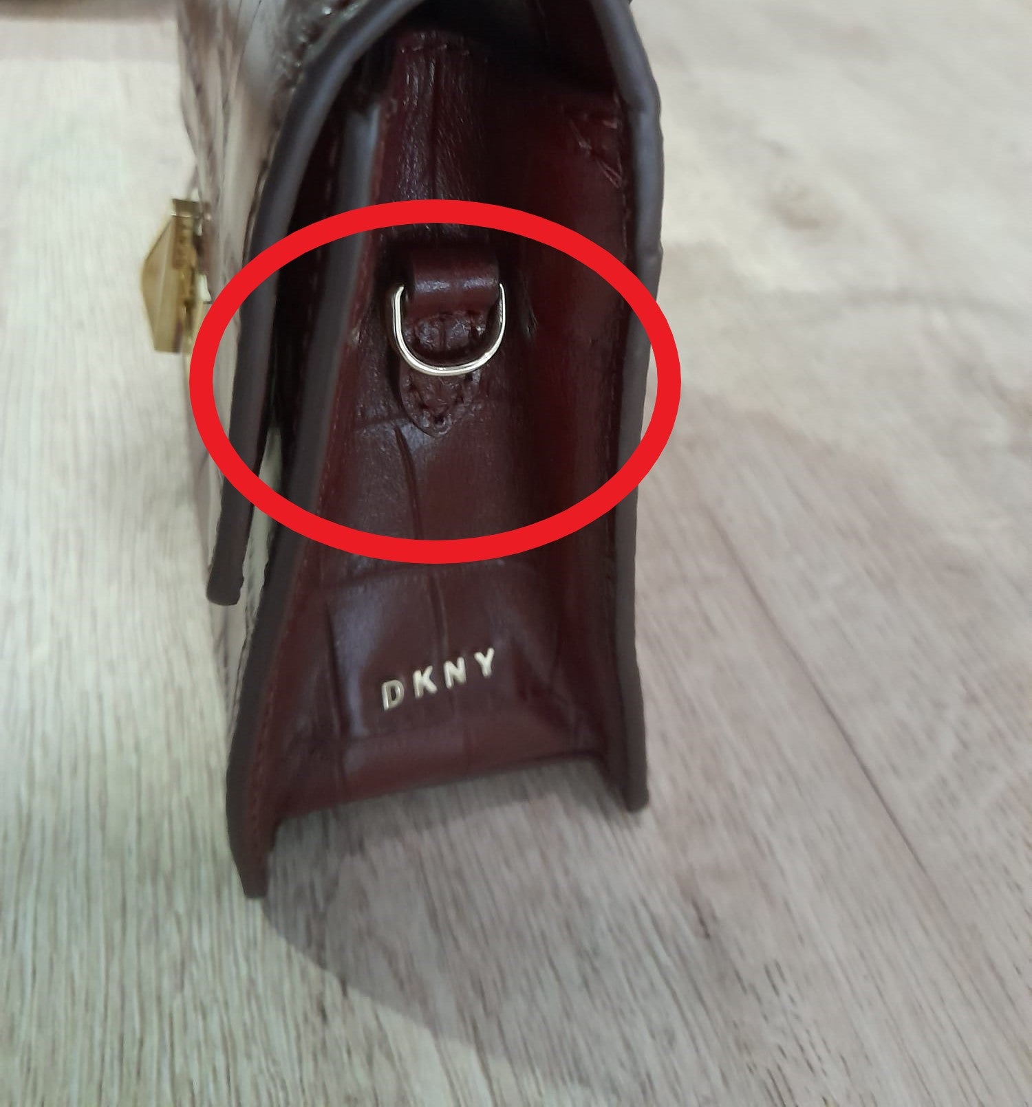 BOLSO MINI ROJO CON ESTAMPADO COCODRILO DKNY ( TARA FALTA ASA Y PIEL DETERIORADA EN PARTE DELANTERA )