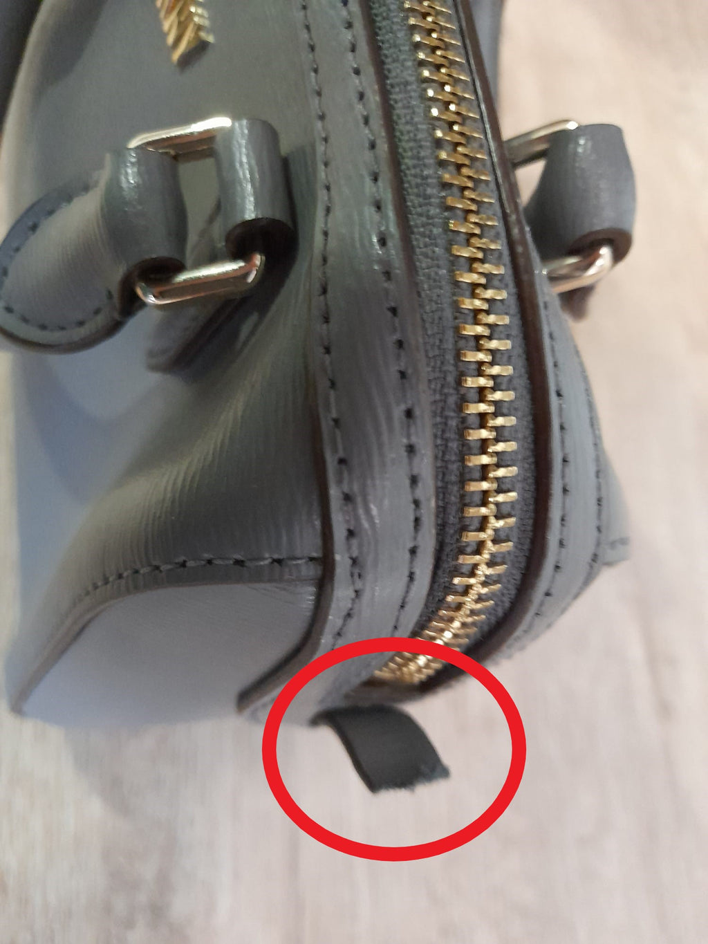 BOLSO MINI GRIS DE PIEL ( ROTURA ENGANCHE ASA Y FALTA ASA LARGA )