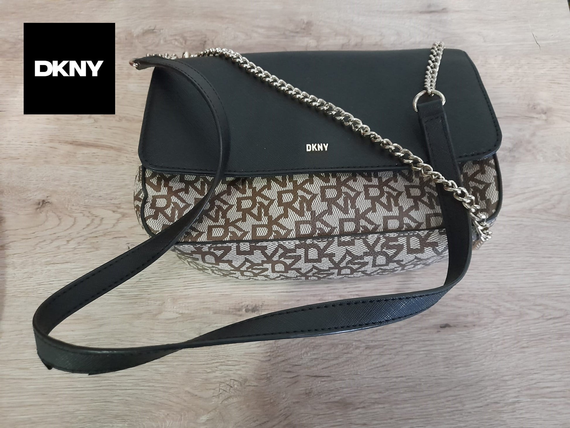 BOLSO MEDIANO BEIGE CON LOGO DKNY Y SOLAPA EN NEGRO ( TARA PEQUEÑA MARCA INTERIOR SOLAPA Y DETERIORADA ASA )