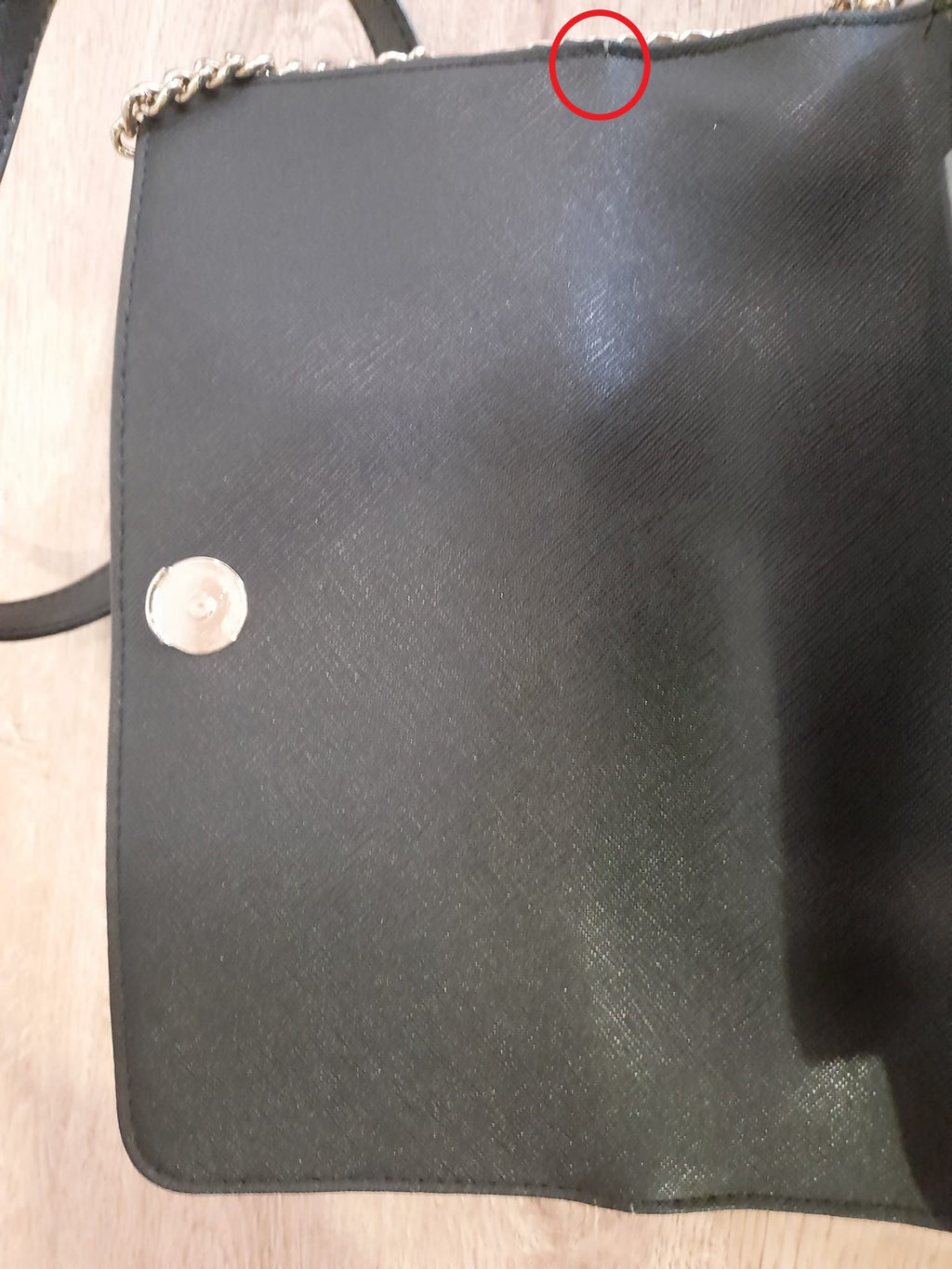 BOLSO MEDIANO BEIGE CON LOGO DKNY Y SOLAPA EN NEGRO ( TARA PEQUEÑA MARCA INTERIOR SOLAPA Y DETERIORADA ASA )