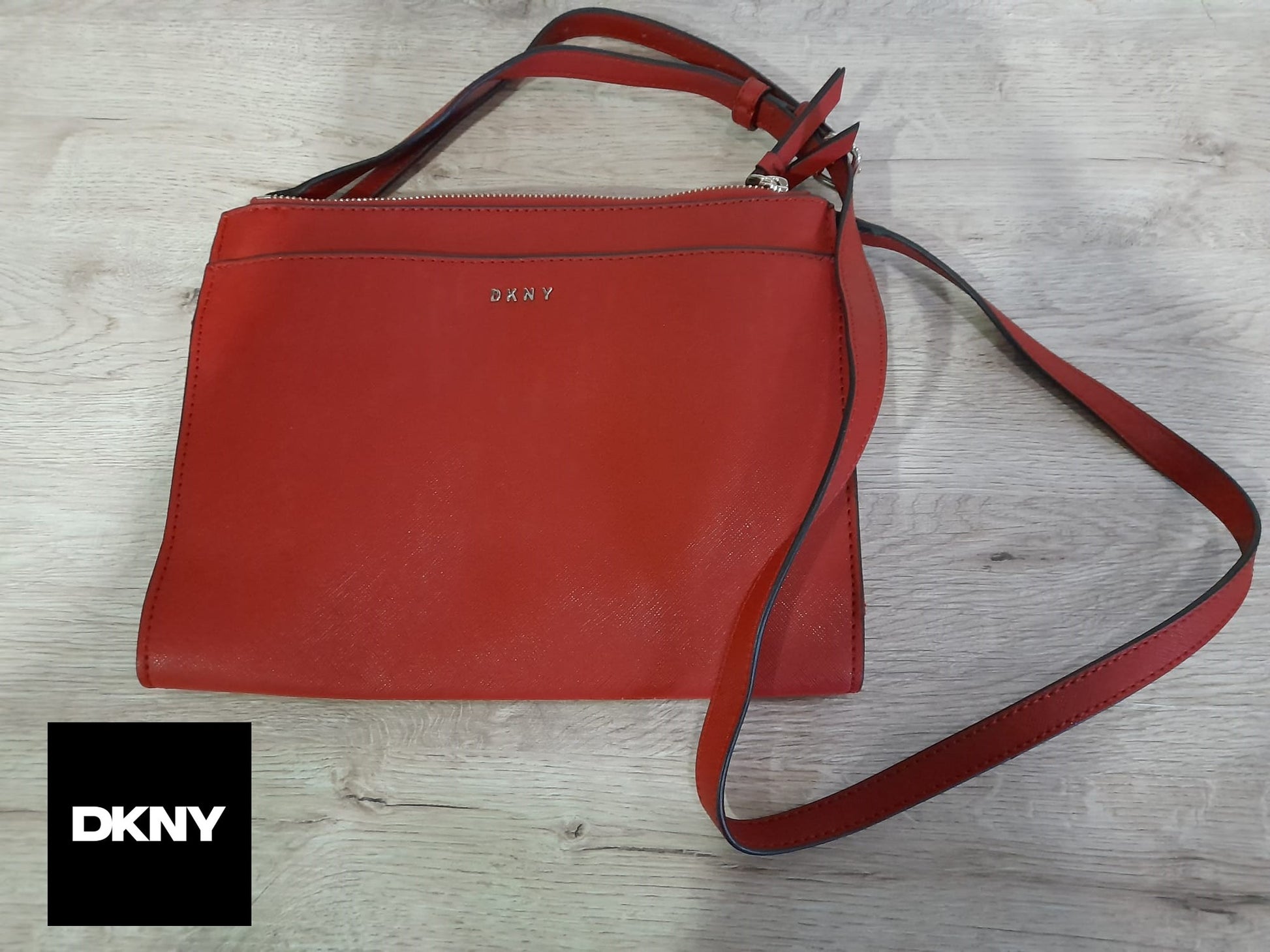BOLSO MEDIANO ROJO PIEL CON DOBLE CREMALLERA Y ASA LARGA DKNY( TARA CORCHETE DERECHO NO CIERRA )