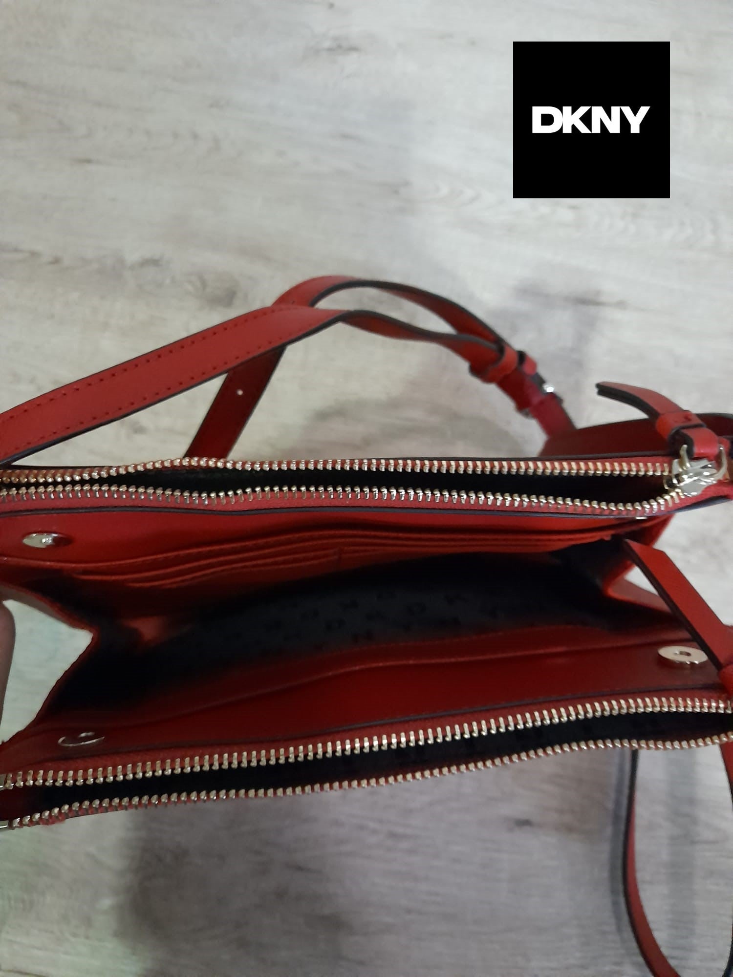 BOLSO MEDIANO ROJO PIEL CON DOBLE CREMALLERA Y ASA LARGA DKNY( TARA CORCHETE DERECHO NO CIERRA )