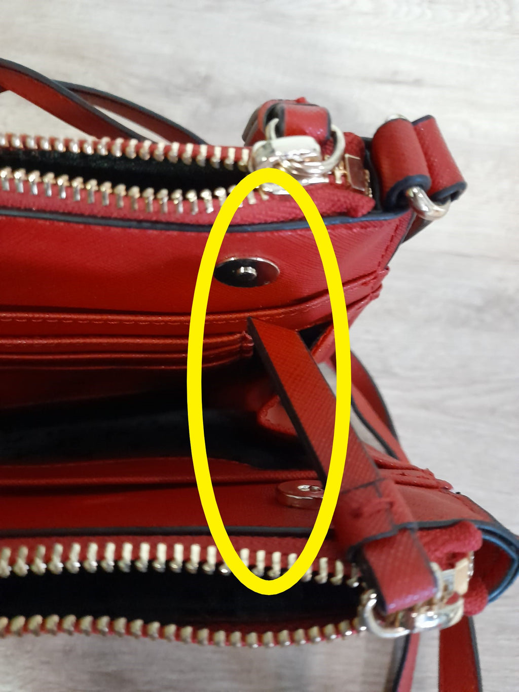 BOLSO MEDIANO ROJO PIEL CON DOBLE CREMALLERA Y ASA LARGA DKNY( TARA CORCHETE DERECHO NO CIERRA )