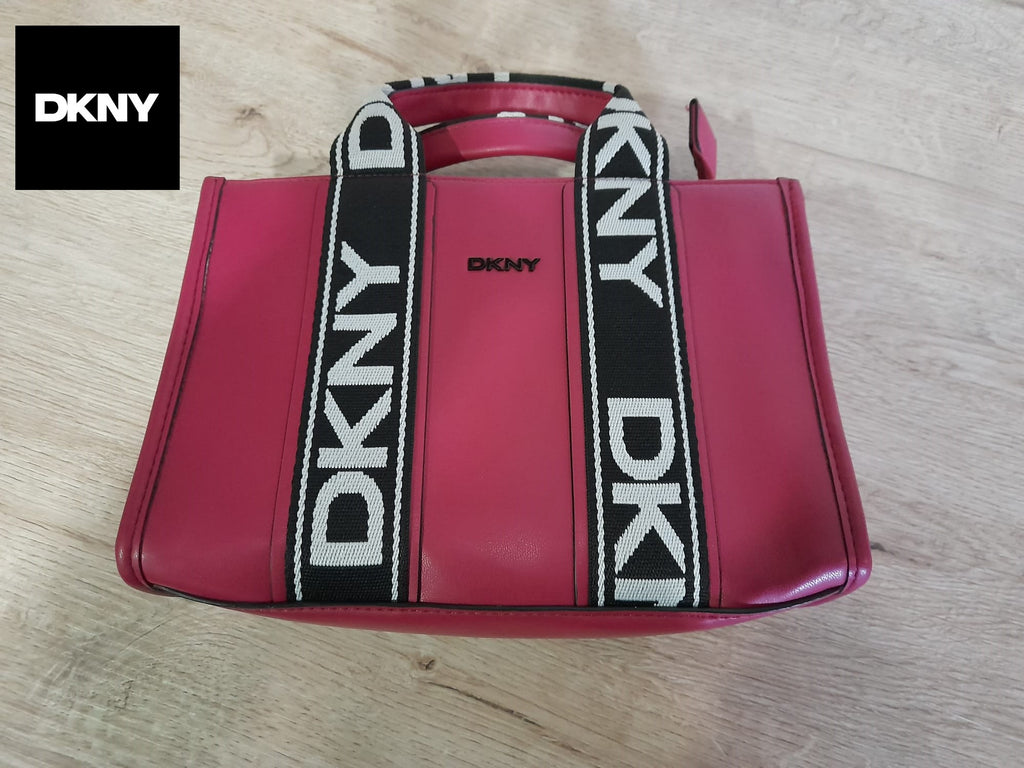 BOLSO PEQUEÑO ROSA PIEL DKNY ( TARA FALTA ASA LARGA Y TIENE MARCAS EN LA PARTE DELANTERA )