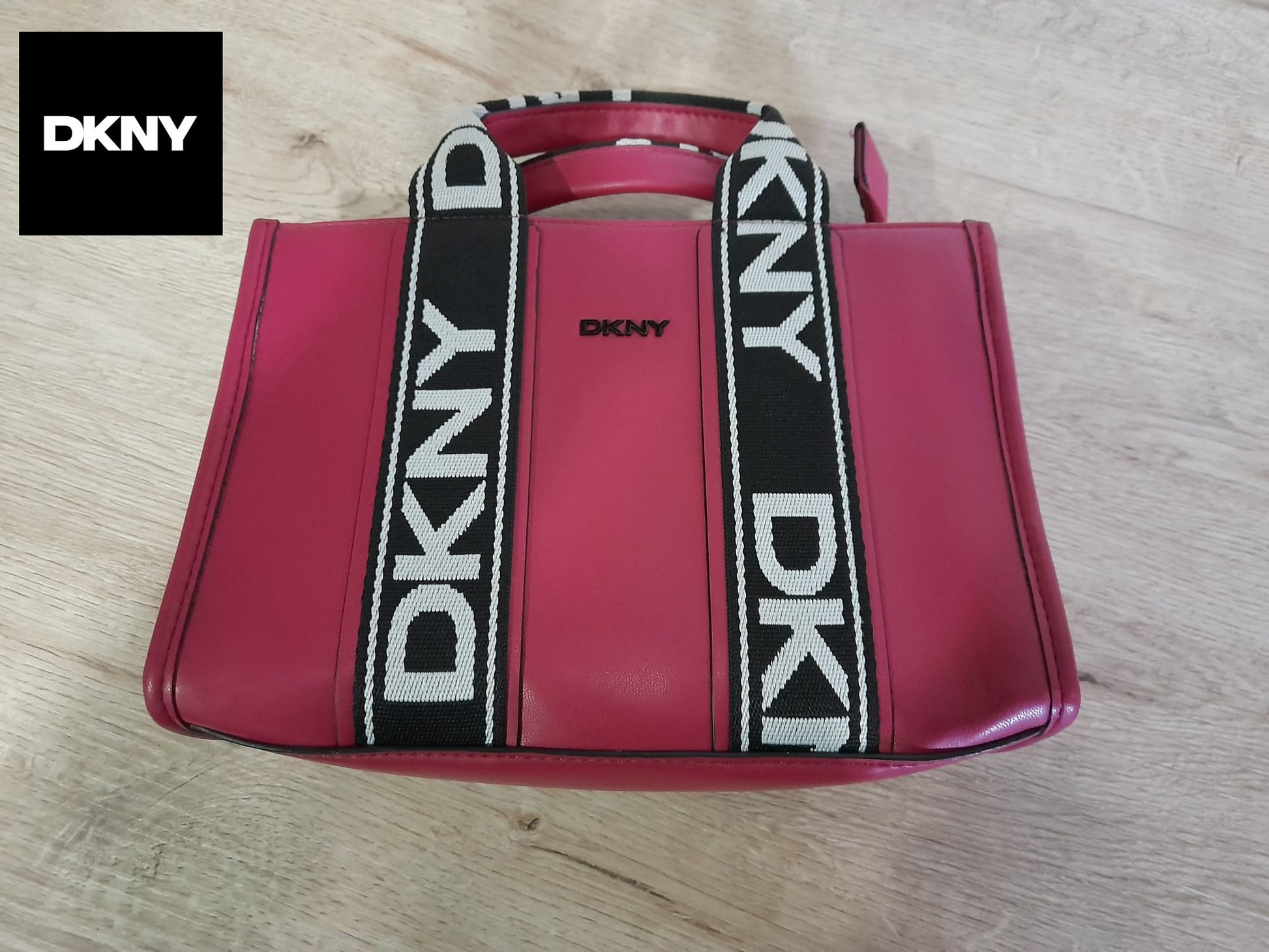 BOLSO PEQUEÑO ROSA PIEL DKNY ( TARA FALTA ASA LARGA Y TIENE MARCAS EN LA PARTE DELANTERA )