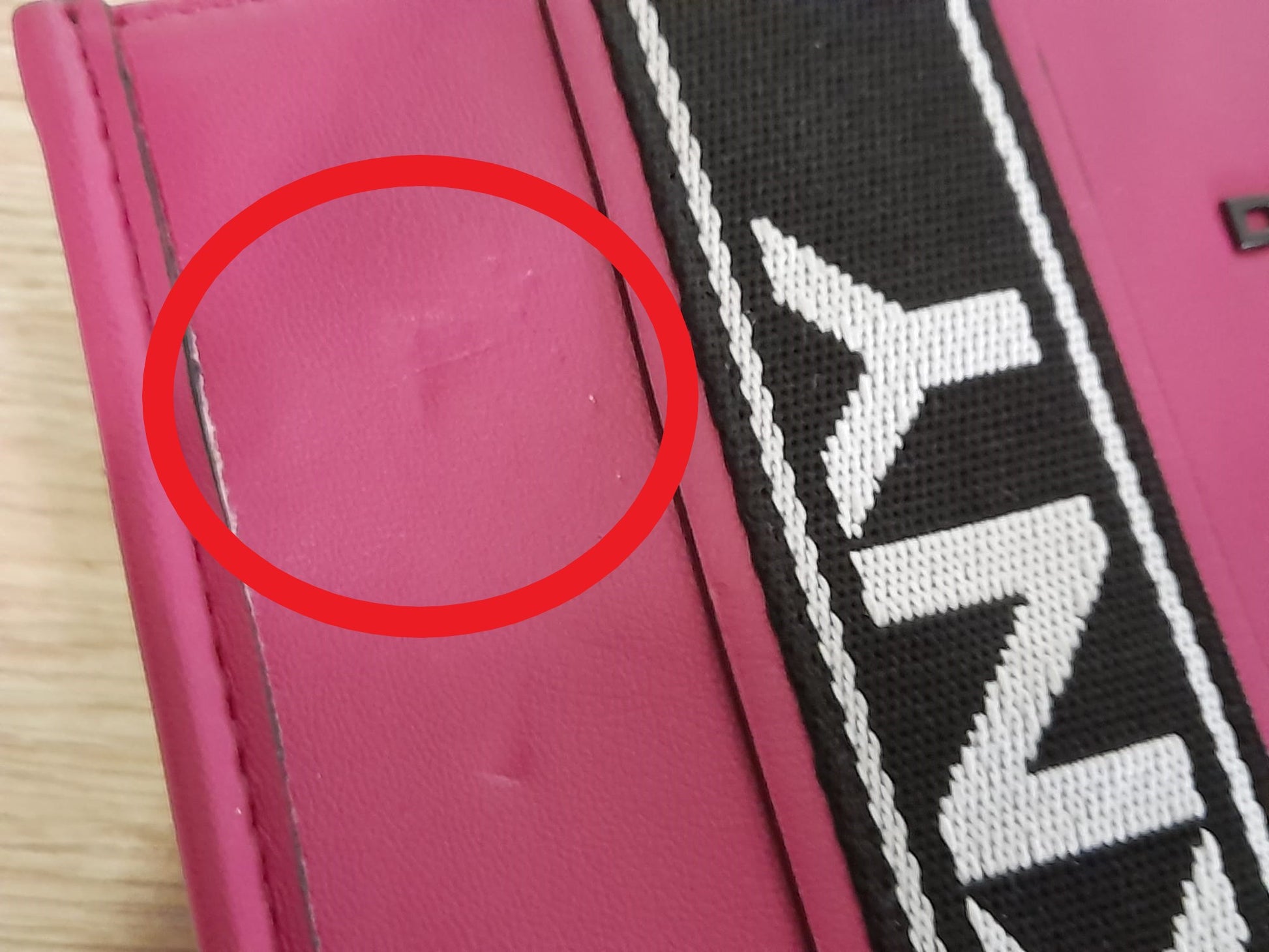 BOLSO PEQUEÑO ROSA PIEL DKNY ( TARA FALTA ASA LARGA Y TIENE MARCAS EN LA PARTE DELANTERA )