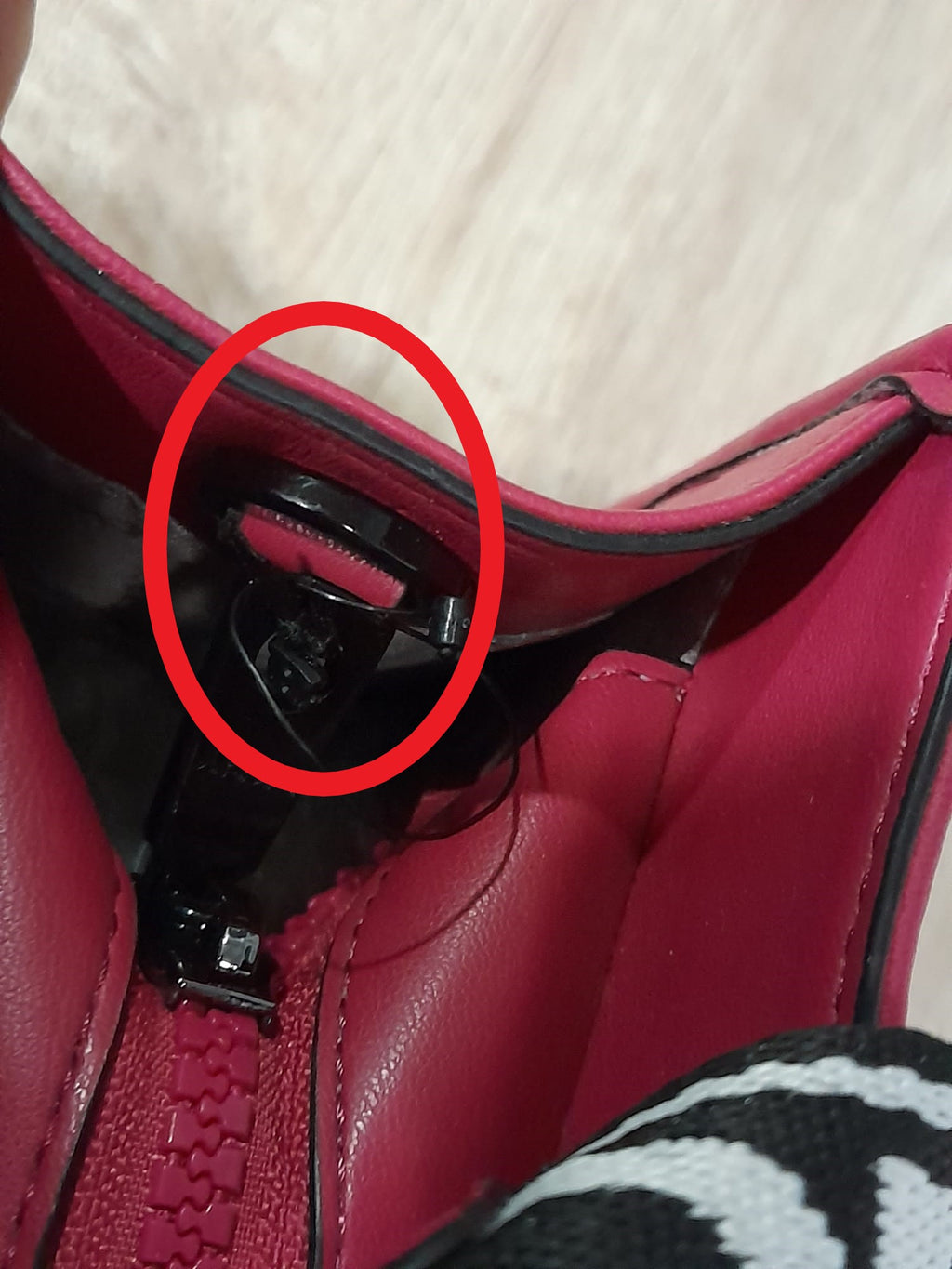 BOLSO PEQUEÑO ROSA PIEL DKNY ( TARA FALTA ASA LARGA Y TIENE MARCAS EN LA PARTE DELANTERA )