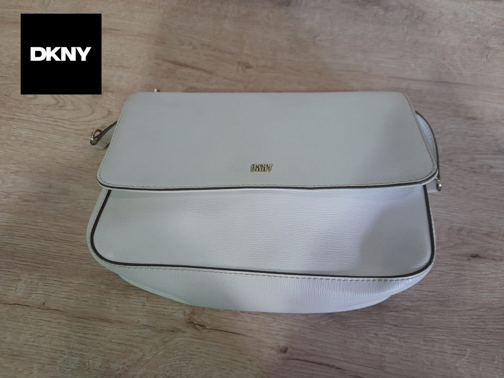 BOLSO MEDIANO BLANCO CON ASA LARGA DE PIEL Y METÁLICA DKNY ( TARA PEQUEÑA MARCA EN SOLAPA SUPERIOR IZQUIERDA )