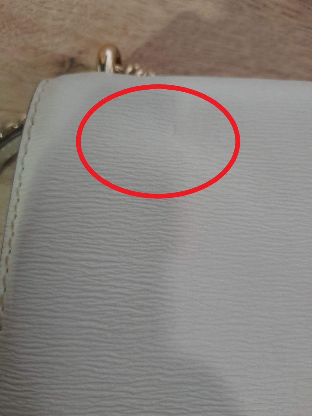 BOLSO MEDIANO BLANCO CON ASA LARGA DE PIEL Y METÁLICA DKNY ( TARA PEQUEÑA MARCA EN SOLAPA SUPERIOR IZQUIERDA )