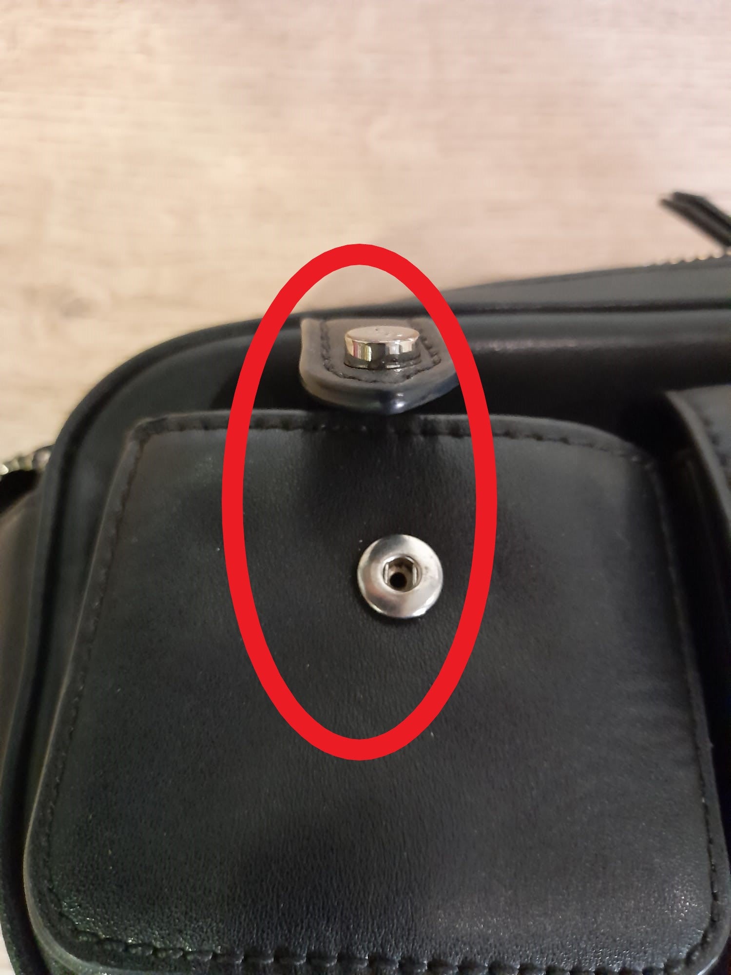 BOLSO PEQUEÑO NEGRO PIEL CON VARIOS COMPARTIMENTOS Y ASA DE TELA DKNY ( TARA ROTO BOTÓN BOLSILLO PEQUEÑO )