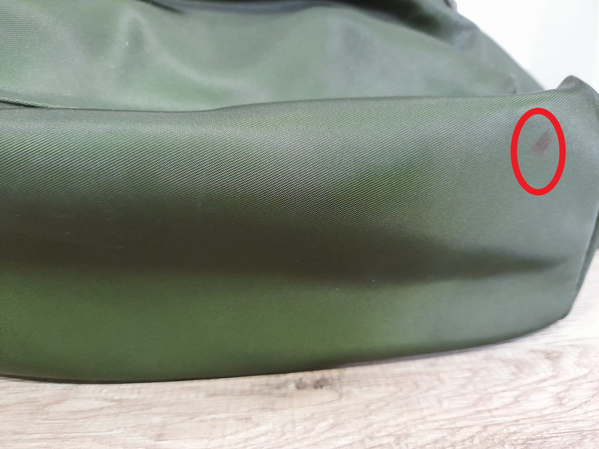 MOCHILA VERDE TELA DKNY ( TARA PEQUEÑA MARCHA EN PARTE SUPERIOR Y MANCHA EN PARTE BAJA )