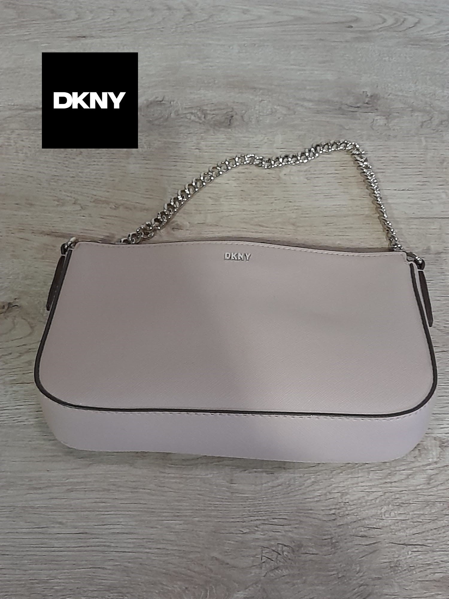 BOLSO PEQUEÑO ROSA CON ASA DE HOMBRO METÁLICA DKNY ( TARA MANCHA EN CREMALLERA )