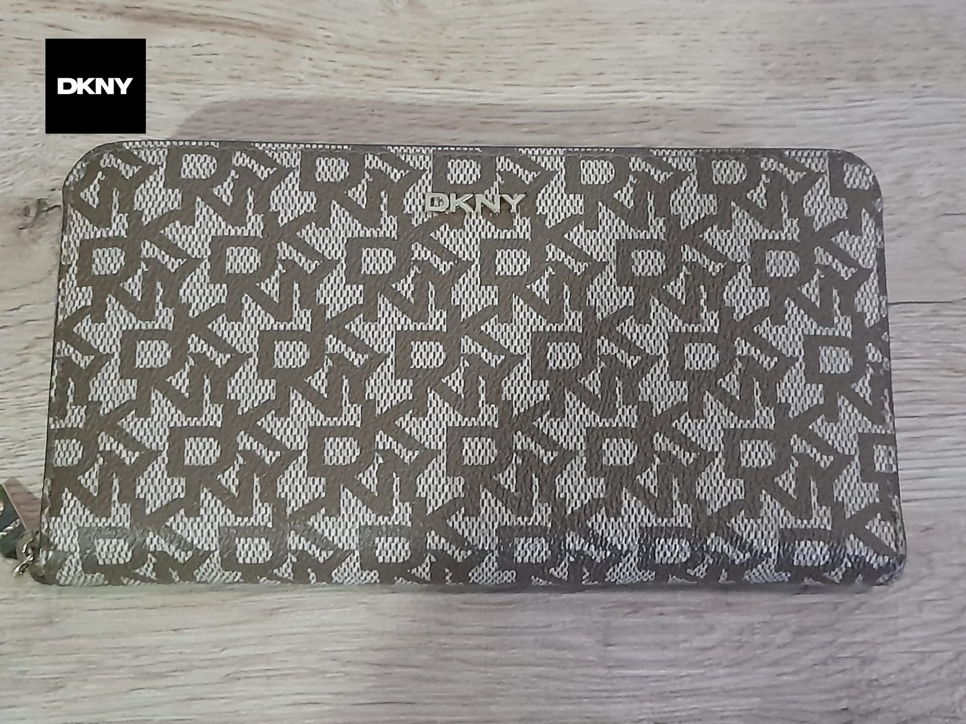 MONEDERO BEIGE CON ESTAMPADO DKNY