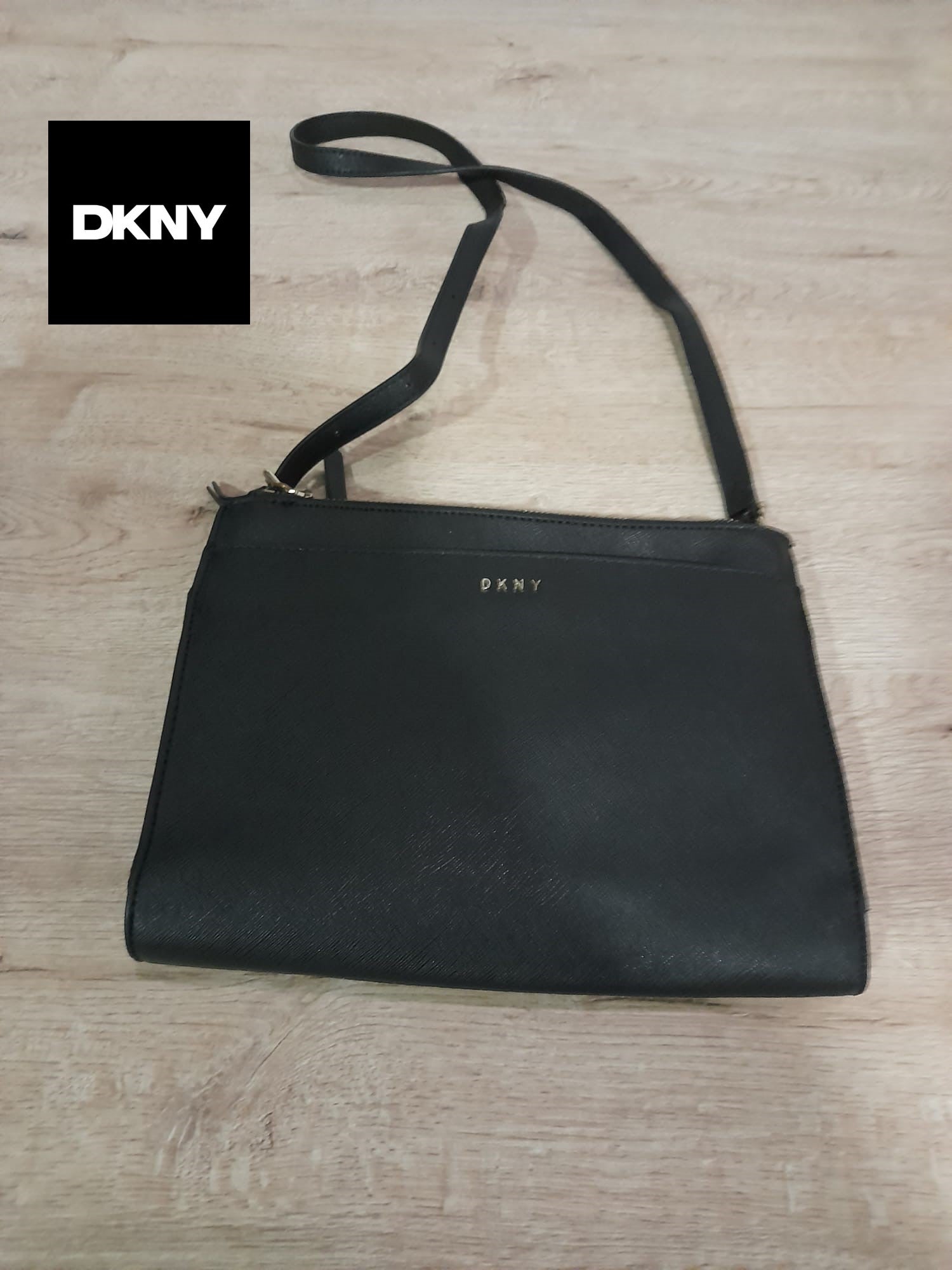BOLSO MEDIANO NEGRO DE PIEL CON DOS COMPARTIMENTOS Y ASA LARGA DKNY ( TARA ROTURA ENGANCHE DERECHO ASA )