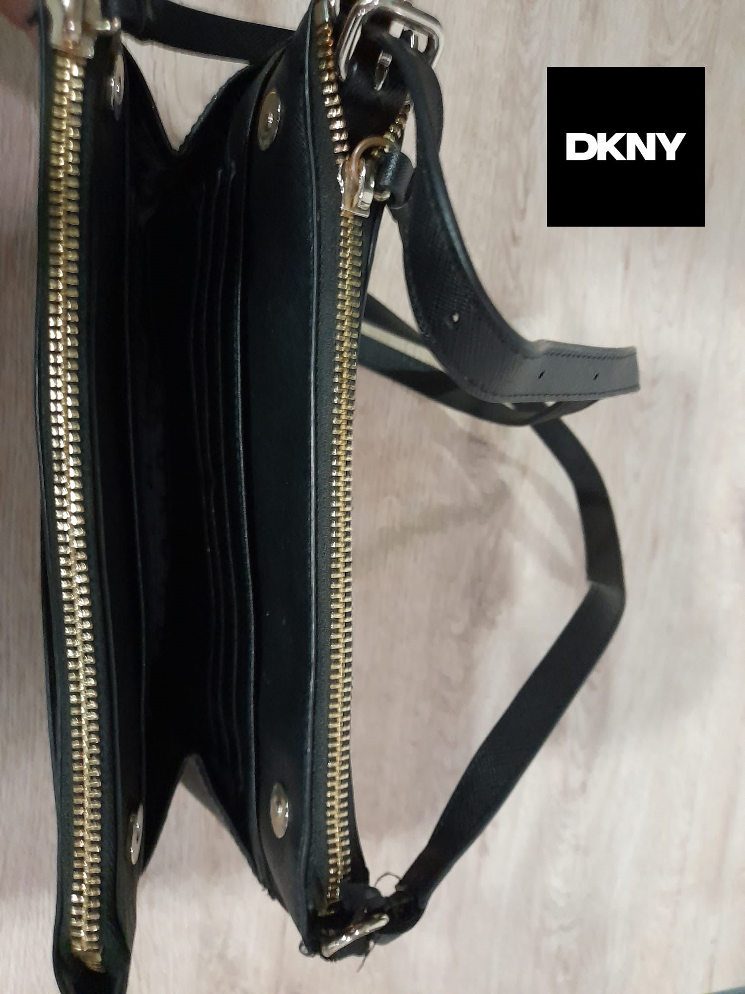 BOLSO MEDIANO NEGRO DE PIEL CON DOS COMPARTIMENTOS Y ASA LARGA DKNY ( TARA ROTURA ENGANCHE DERECHO ASA )