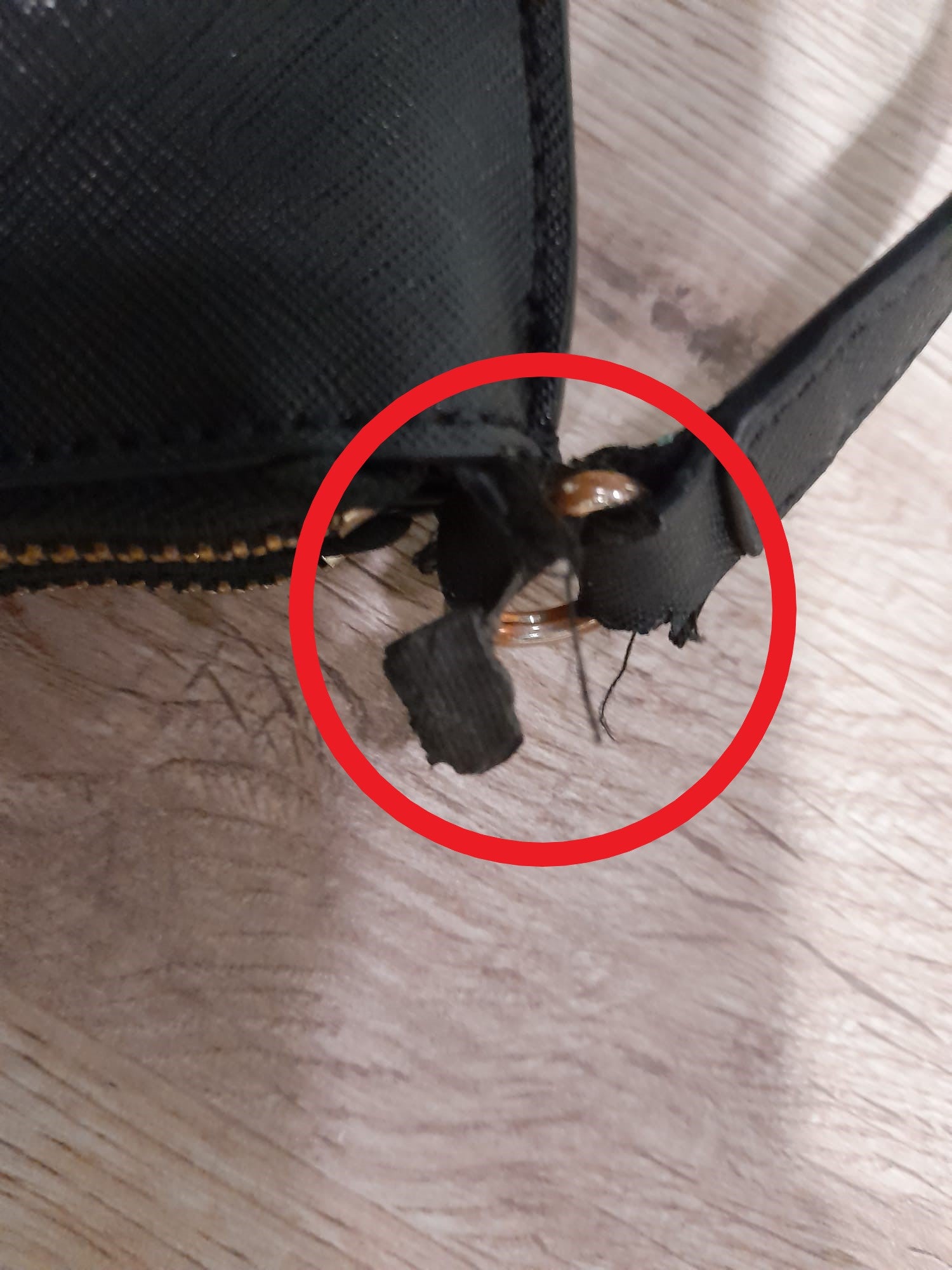 BOLSO MEDIANO NEGRO DE PIEL CON DOS COMPARTIMENTOS Y ASA LARGA DKNY ( TARA ROTURA ENGANCHE DERECHO ASA )