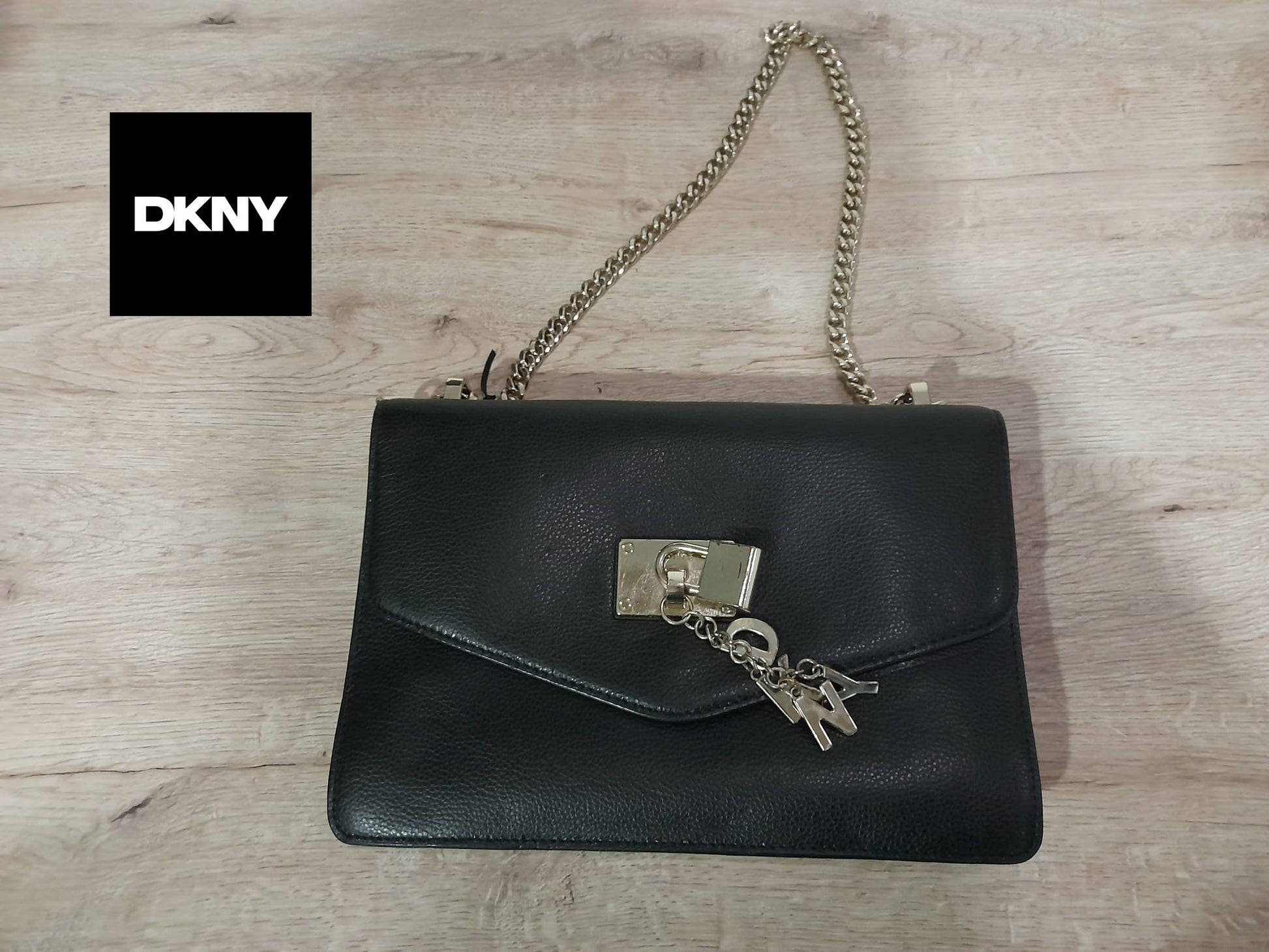BOLSO MEDIANO NEGRO DE PIEL CON ASA LARGA DKNY ( TARA ENGANCHE Y COLGANTE DKNY DEFECTUOSO )