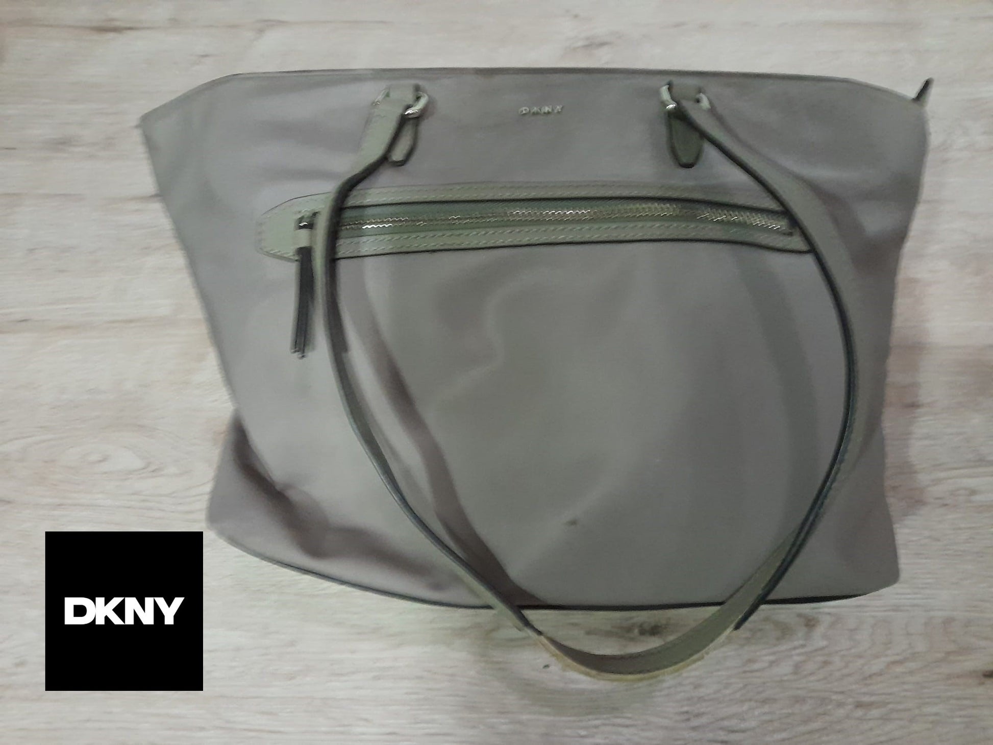 BOLSO GRANDE BEIGE DE TELA DKNY ( TARA MANCHADO PARTE DELANTERA Y ASAS DEFECTUOSAS )