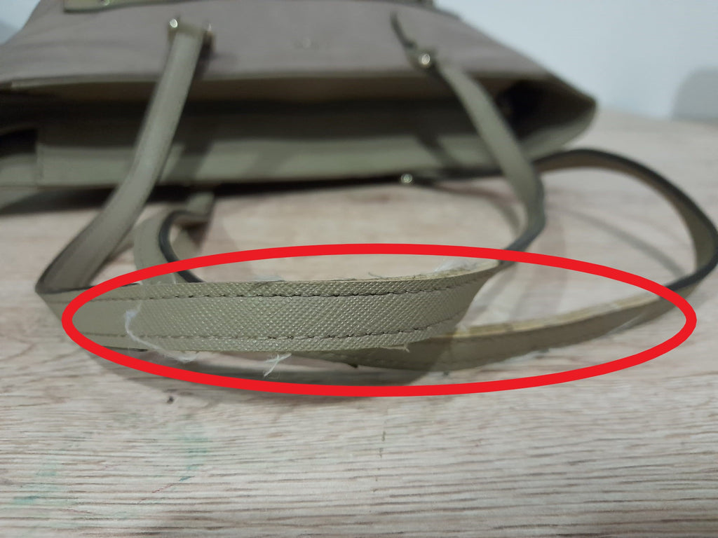 BOLSO GRANDE BEIGE DE TELA DKNY ( TARA MANCHADO PARTE DELANTERA Y ASAS DEFECTUOSAS )