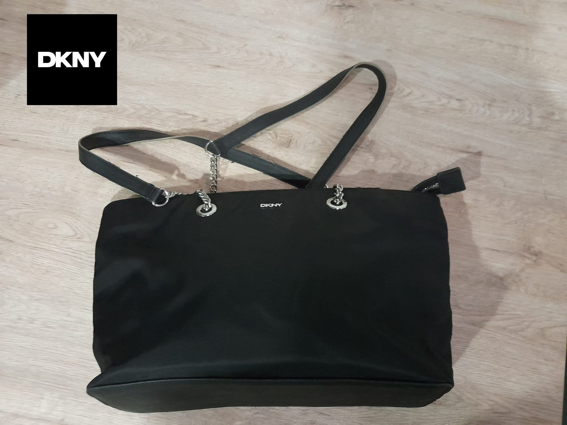 BOLSO NEGRO DE TELA GRANDE DKNY ( TARA ROCE EN ASA )