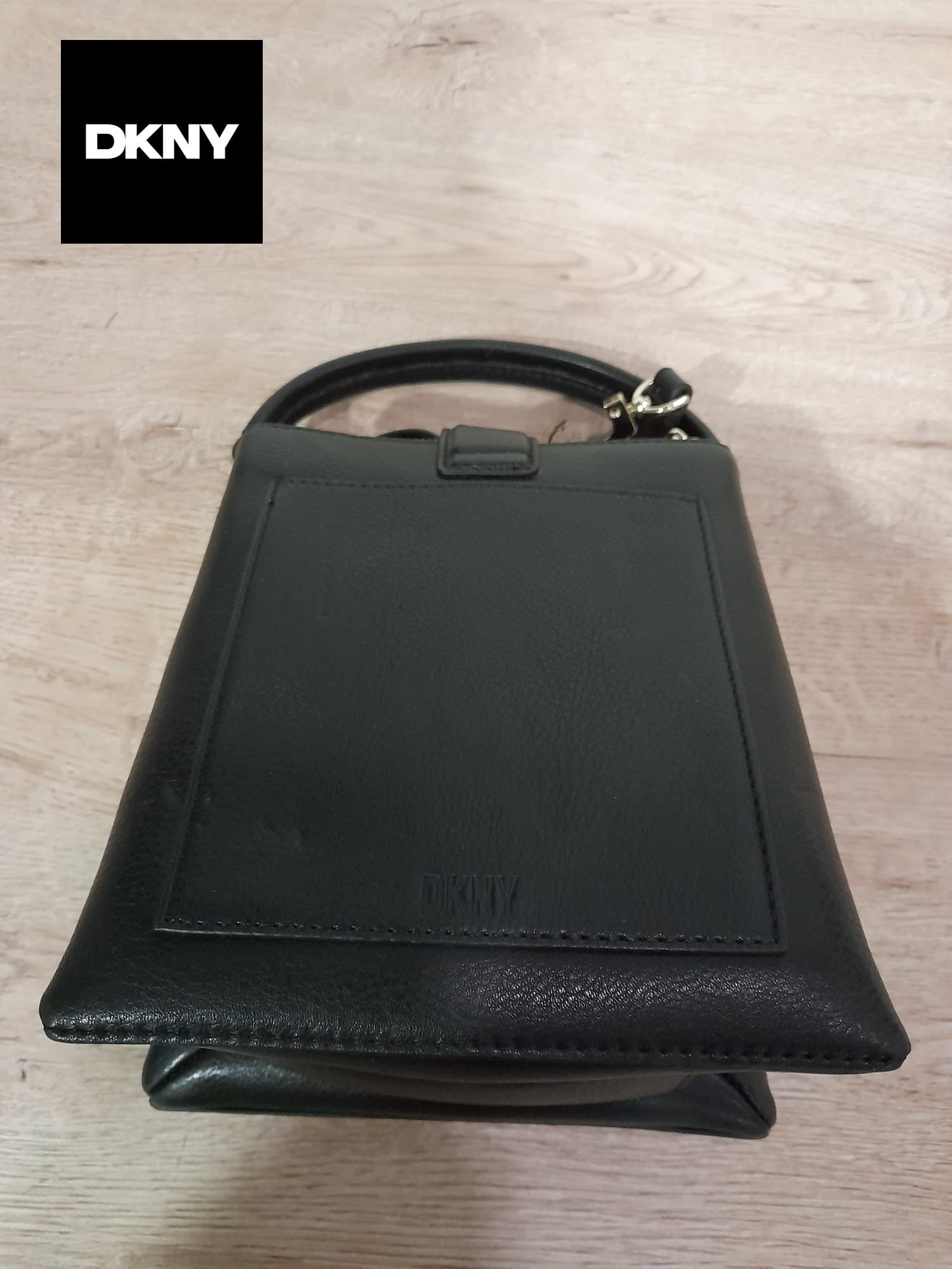 BOLSO MINI NEGRO DE PIEL CON ASAS DE MANO Y LARGA DKNY ( TARA PEQUEÑAS MARCAS EN PARTE DELANTERA Y ROTURA ENGANCHE ASA LARGA )