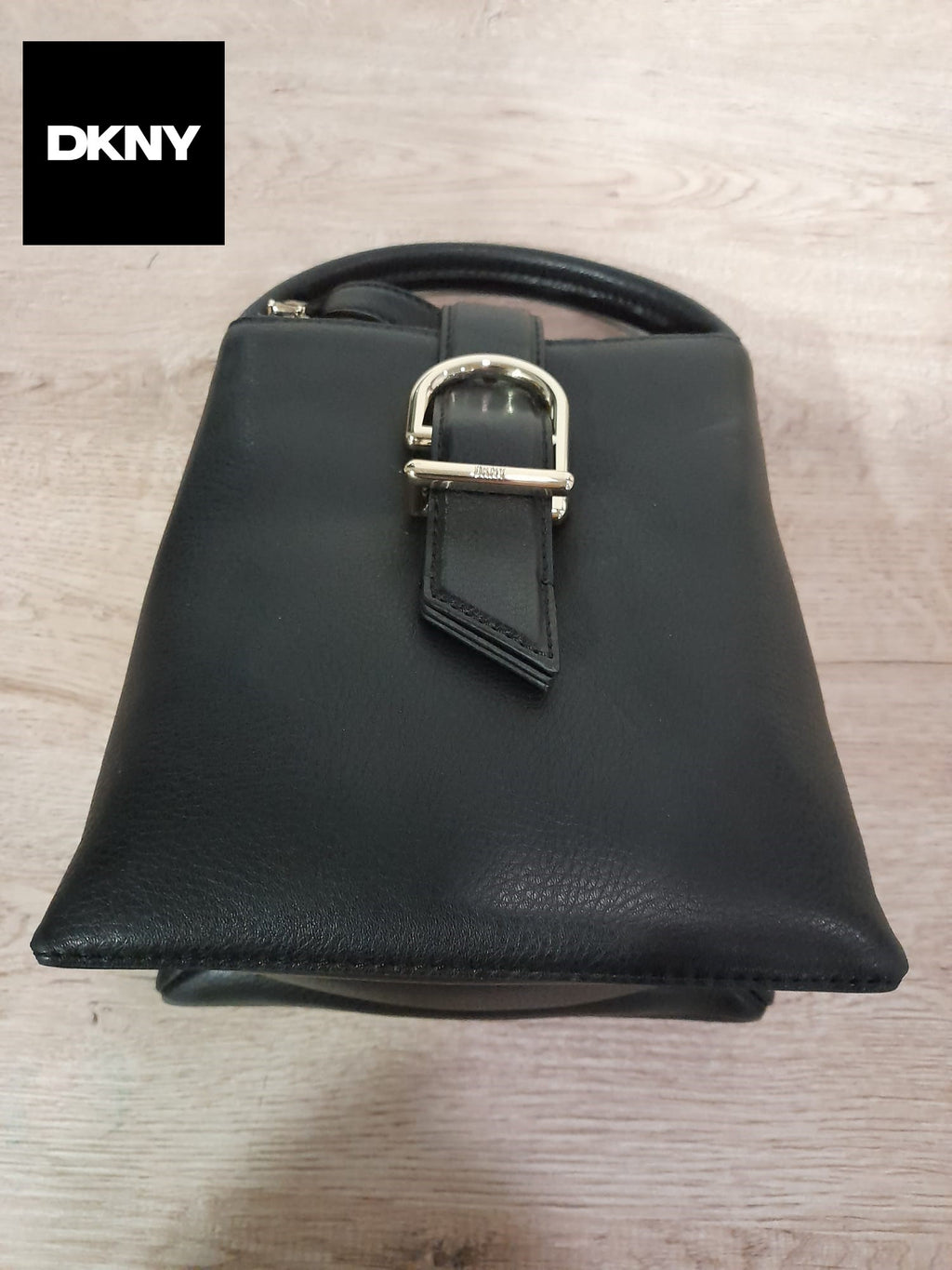 BOLSO MINI NEGRO DE PIEL CON ASAS DE MANO Y LARGA DKNY ( TARA PEQUEÑAS MARCAS EN PARTE DELANTERA Y ROTURA ENGANCHE ASA LARGA )